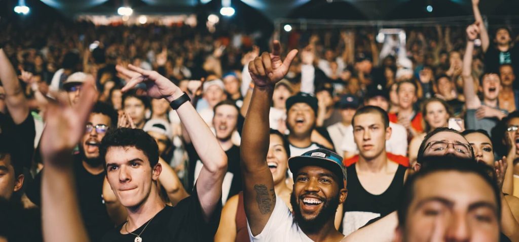 Las restricciones sanitarias impuestas como respuesta a la pandemia de COVID-19 afectan al desarrollo de la vertiente más social de la cultura joven, especialmente en la música. Imagen de Nicholas Green, Unsplash.